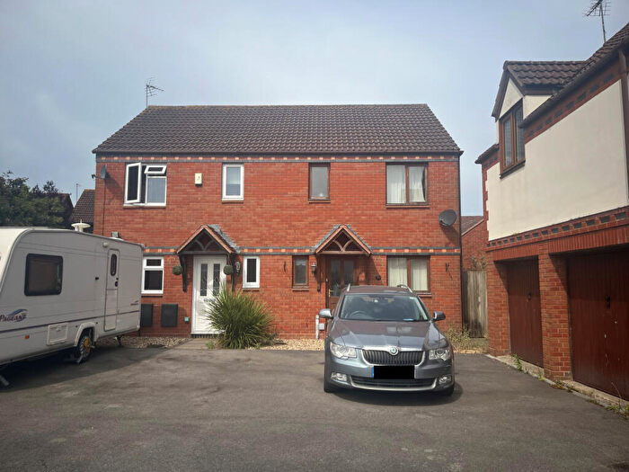 3 Bedroom Semi-Detached House For Sale In Courtney Close, Stonehills, Tewkesbury, GL20