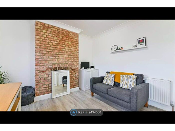 1 Bedroom Flat To Rent In Bushey Road, London, SW20