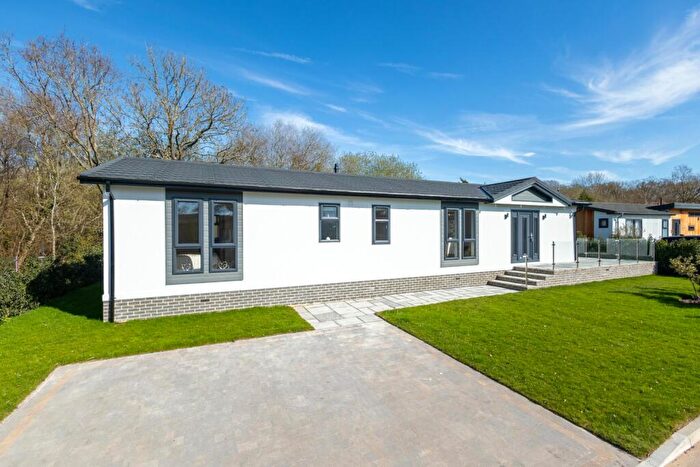 2 Bedroom Park Home For Sale In A Walnut Tree Farm Benham Lane, Riseley, Reading, RG7
