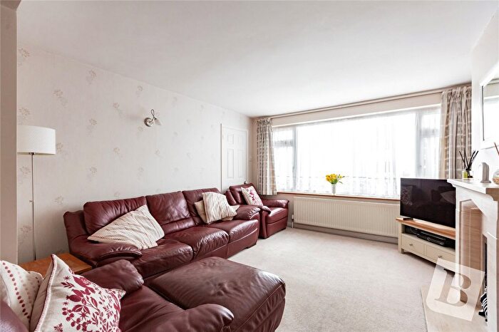 4 Bedroom Semi-Detached House For Sale In Hedingham Road, Hornchurch, RM11