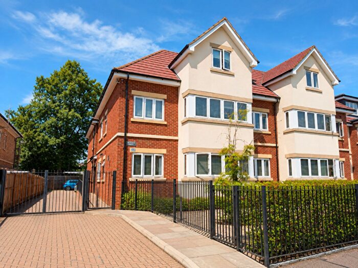 2 Bedroom Flat For Sale In Roe Green Lane, Hatfield, AL10