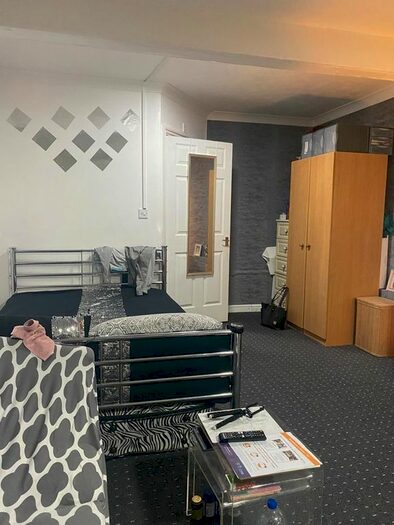 Studio To Rent In Perth Road, Ilford, Gantshill, IG2