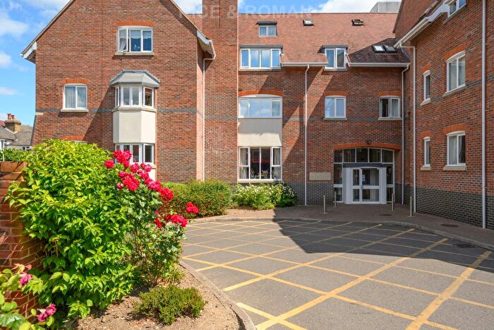 2 Bedroom Flat For Sale In Manor Place, Walton On Thames, KT12