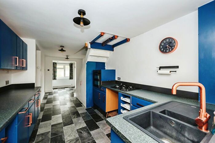 3 Bedroom Semi-Detached House For Sale In Wheatsheaf Drive, Waterlooville, Hampshire, PO8