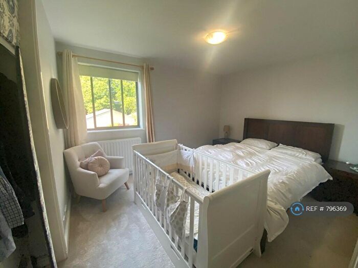 3 Bedroom Flat To Rent In Marklands, Bristol, BS9