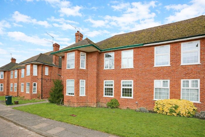 2 Bedroom Maisonette For Sale In Belmont Close, Cockfosters, EN4