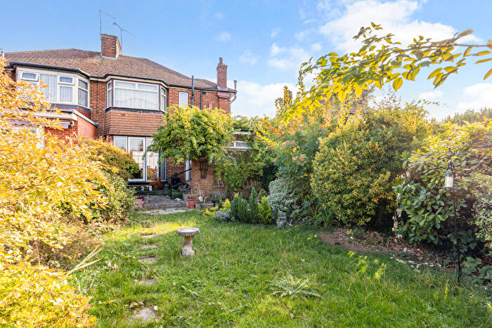 3 Bedroom House For Sale In Culver Grove, Stanmore, HA7