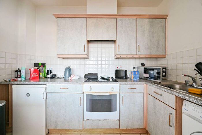 2 Bedroom Flat To Rent In Metro Central Heights, Elephant And Castle, London, SE1