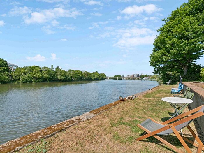 2 Bedroom Flat For Sale In Hartington Road, Chiswick, W4