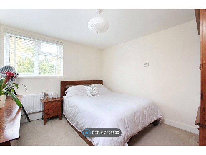 3 Bedroom Flat To Rent In Limerick Close, Lambeth, London, SW12