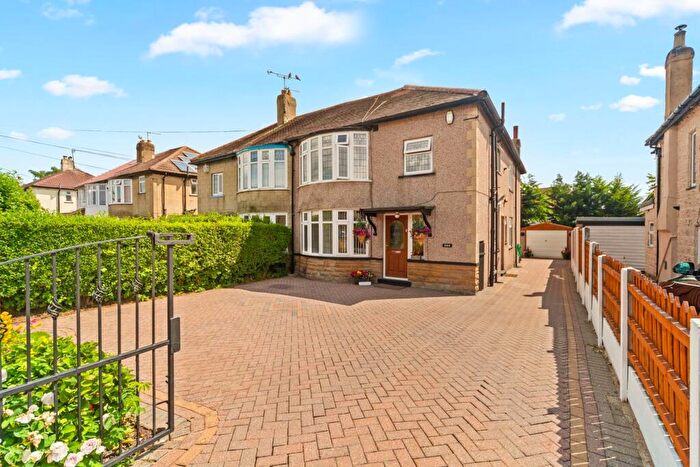 4 Bedroom House To Rent In Street Lane, Leeds, LS17