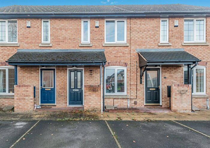2 Bedroom Town House For Sale In Suffield Close, Gildersome, Leeds, LS27