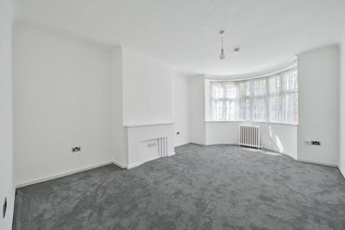4 Bedroom Flat To Rent In The Downs, Raynes Park, London, SW20