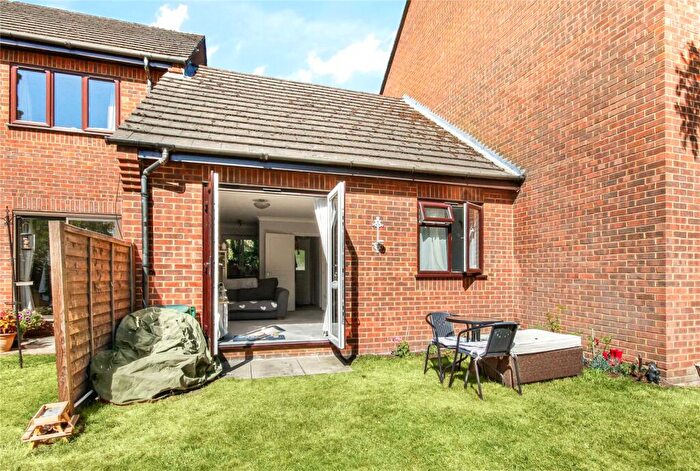1 Bedroom Maisonette For Sale In Dolphin Court, Lime Walk, Bracknell, Bracknell Forest, RG12