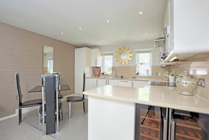 2 Bedroom Flat To Rent In Chapter Mews, Windsor, SL4