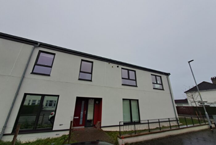 2 Bedroom Terraced House To Rent In Carlibar Avenue, Glasgow, G13