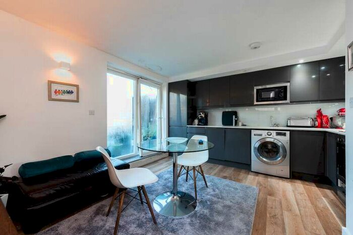 2 Bedroom Flat For Sale In Parkview Apartments, Brookmill Road, London, SE8