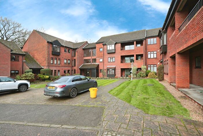 2 Bedroom Apartment For Sale In Snells Wood Court, Amersham, HP7