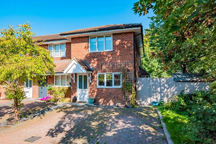 2 Bedroom End Of Terrace House For Sale In Driftways, Yateley, Hampshire, GU46