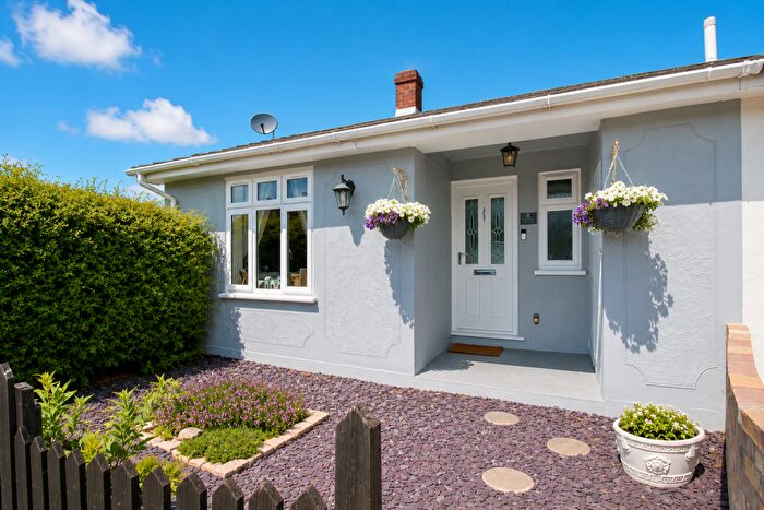 1 Bedroom Bungalow For Sale In Willow Close, Canvey Island, SS8