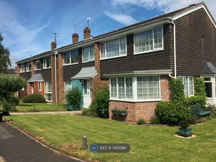 3 Bedroom Semi-Detached House To Rent In Pikes Crescent, Taunton, TA1