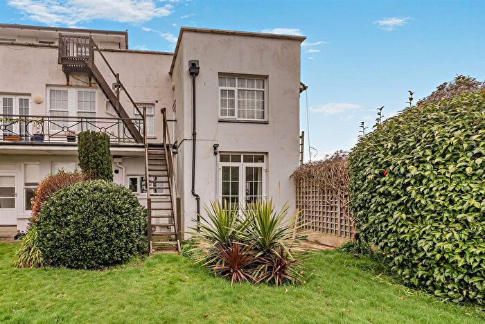 2 Bedroom Flat For Sale In Belle Hill, Bexhill-On-Sea, TN40