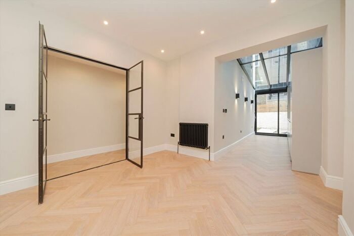 2 Bedroom Flat For Sale In Alderney Street, Pimlico, SW1V