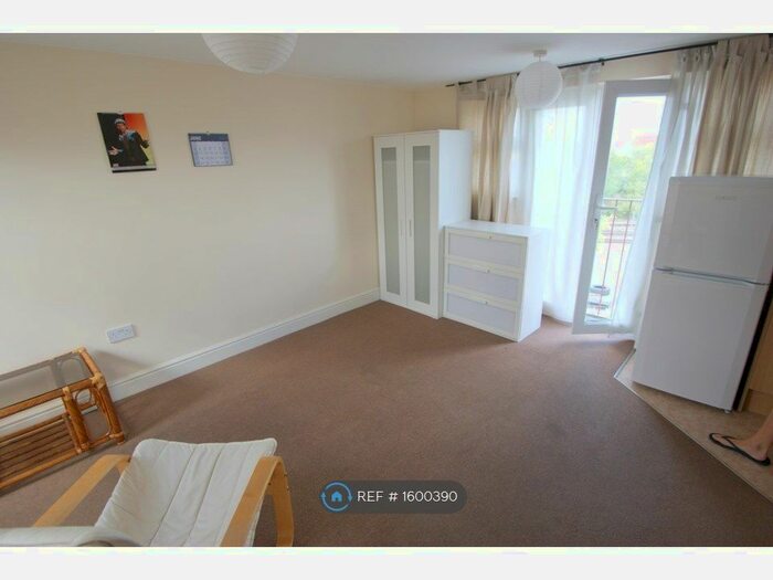 Studio To Rent In Western Avenue, London, W3