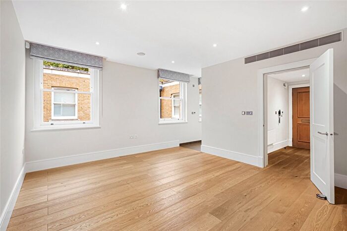 2 Bedroom Flat To Rent In Cavalry Square, London, SW3