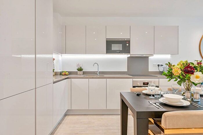 1 Bedroom Flat To Rent In Easton Lodge, Ealing, W7