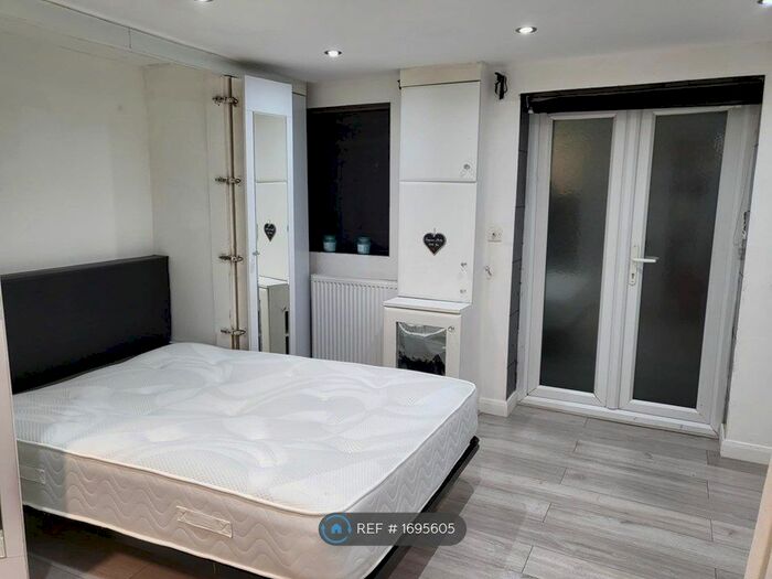 Studio To Rent In Woodstock Gardens, Hayes, UB4