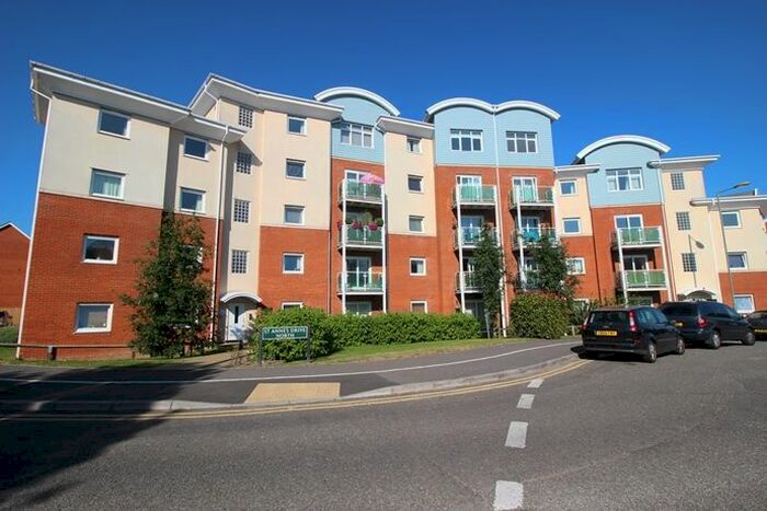 2 Bedroom Flat To Rent In Crescent Court, Redhill, RH1