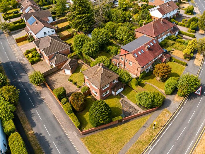 3 Bedroom Detached House For Sale In The Ridgeway, St. Albans, Hertfordshire, AL4