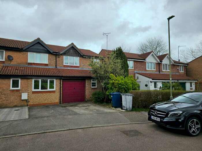 3 Bedroom Semi-Detached House To Rent In Taunton Drive, East Finchley, London, N2