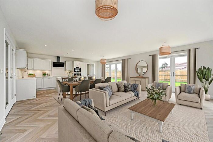 4 Bedroom Detached Bungalow For Sale In Linwood Park, Fontwell, BN18