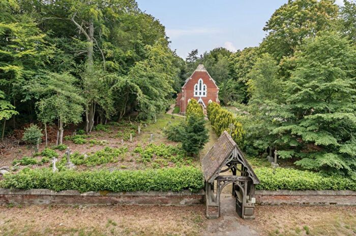 1 Bedroom Flat For Sale In Longcross, Surrey, KT16