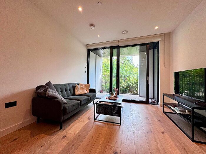 1 Bedroom Flat To Rent In Golden Lane, Barbican, London, EC1Y
