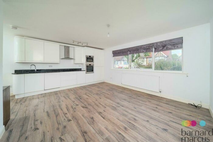 2 Bedroom Apartment To Rent In Hutton Grove, North Finchley, N12