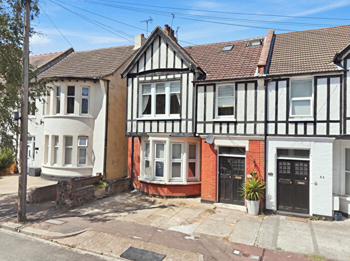 3 Bedroom Apartment For Sale In Elderton Road, Westcliff-on-sea, SS0