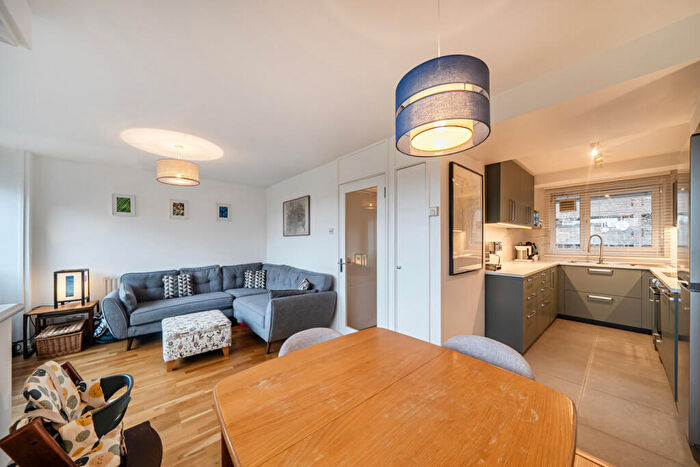 3 Bedroom Apartment For Sale In Gibson Road, London, SE11