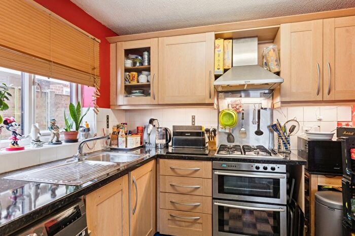 2 Bedroom Flat For Sale In Old Hale Way, Hitchin, SG5