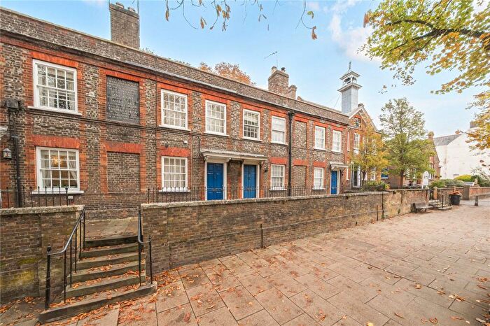 2 Bedroom Terraced House For Sale In High Street South, Dunstable, Bedfordshire, LU6