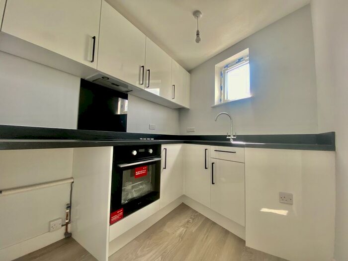 2 Bedroom Apartment To Rent In Bitterne Road, Southampton, SO18