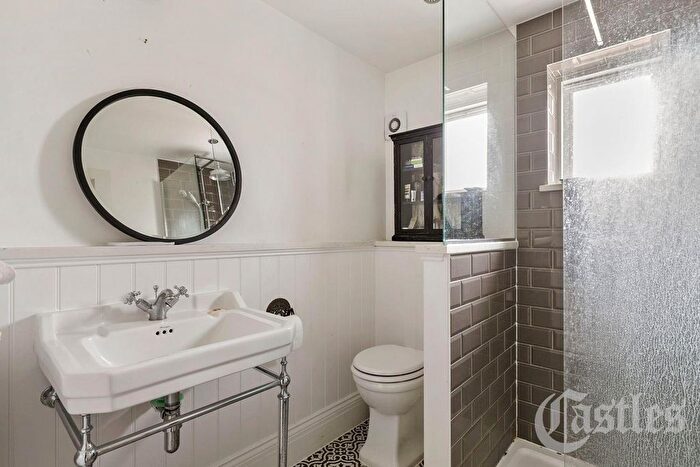 2 Bedroom Flat For Sale In Crouch Hall Road, N8