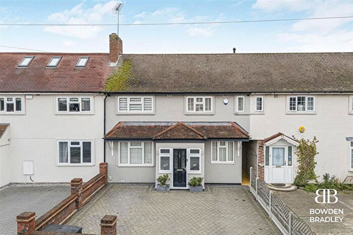 3 Bedroom House For Sale In White Hart Lane, Romford, RM7
