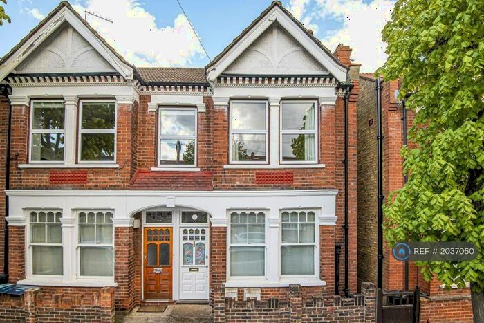 3 Bedroom Flat To Rent In Balham, London, SW12