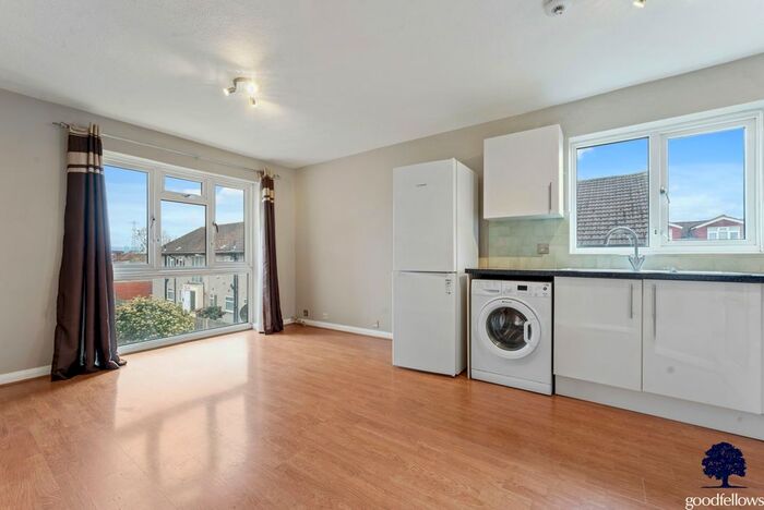 1 Bedroom Flat To Rent In Stonecot Hill, Sutton, SM3