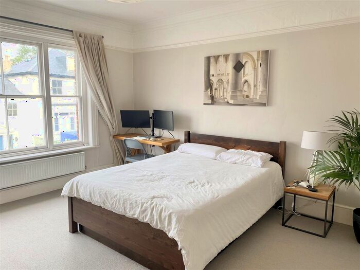 1 Bedroom Flat To Rent In Lower Teddington Road, Hampton Wick, Kingston Upon Thames, KT1