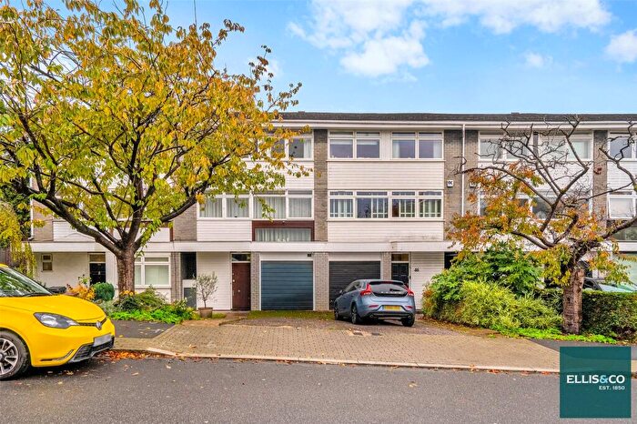 4 Bedroom Terraced House For Sale In Beechwood Avenue, Finchley, N3