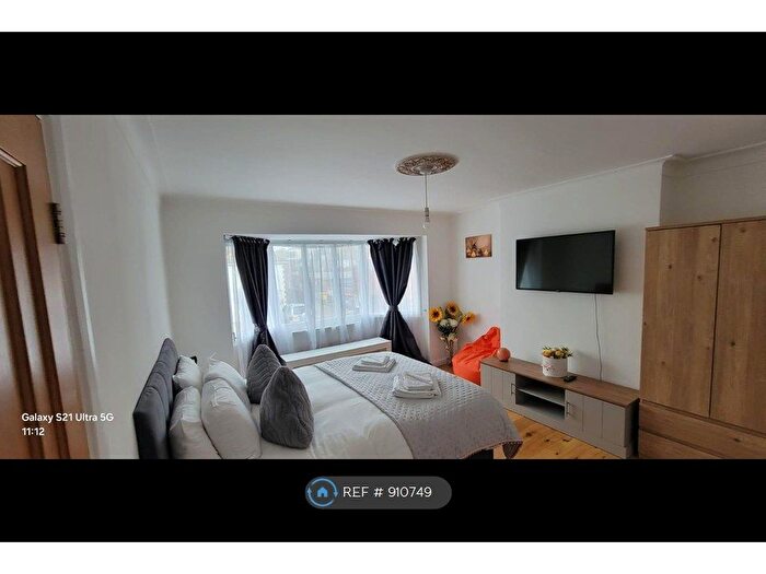 3 Bedroom Semi Detached House To Rent In Millway, London, NW7